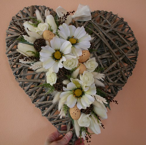 Velikonoční srdce s tulipány v krémové — foto 3
