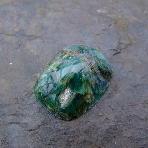 Fuchsit s kyanitem , kabošon č. 838 — foto 2