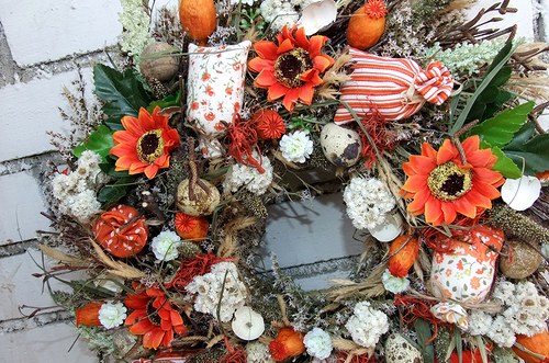 Věnec s oranžovými pytlíčky — foto 4