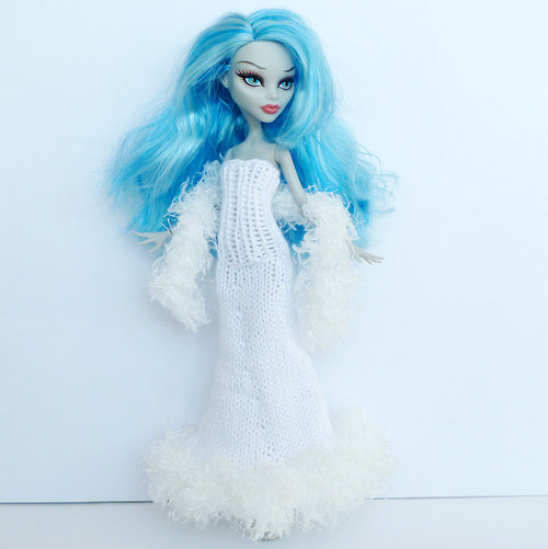 Svatební šaty s boa pro Monster High — foto 2