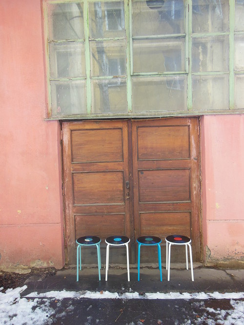Stoleček / stolička VINYLKA - bílá + červená — foto 5