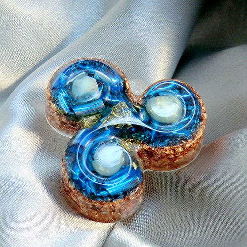 Orgonit Amulet *OBJ* Triskel s polodrahokamy — foto 2
