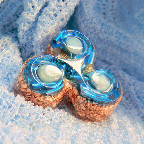 Orgonit Amulet *OBJ* Triskel s polodrahokamy — foto 3