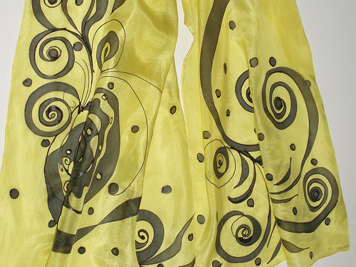 Žlutá šála s ornamenty — foto 3