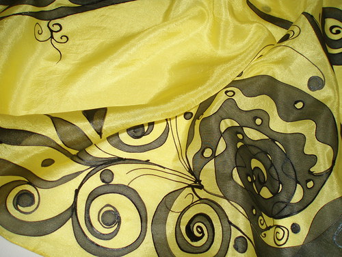 Žlutá šála s ornamenty — foto 5