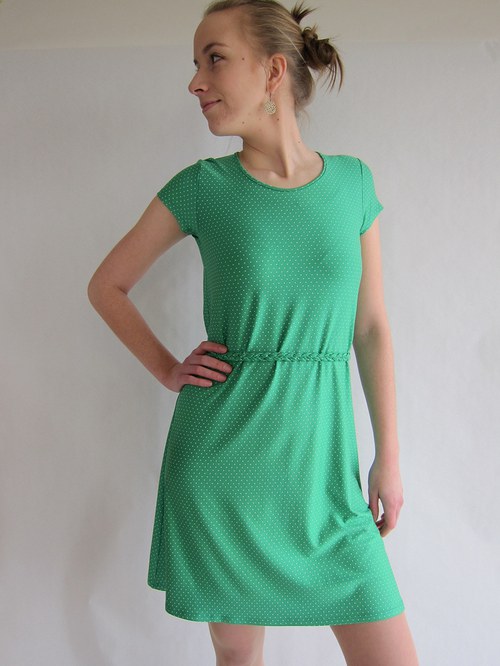 Puntíkované zelené šaty — foto 2