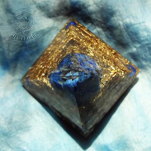 Pyramida orgonitová s lapisem lazuli a zlatem — foto 4