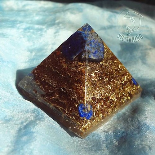 Pyramida orgonitová s lapisem lazuli a zlatem — foto 3