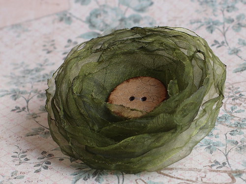 Brož olivová s knoflíkem — foto 2