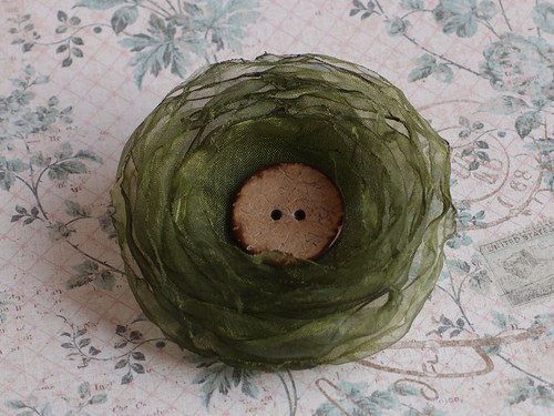 Brož olivová s knoflíkem — foto 3