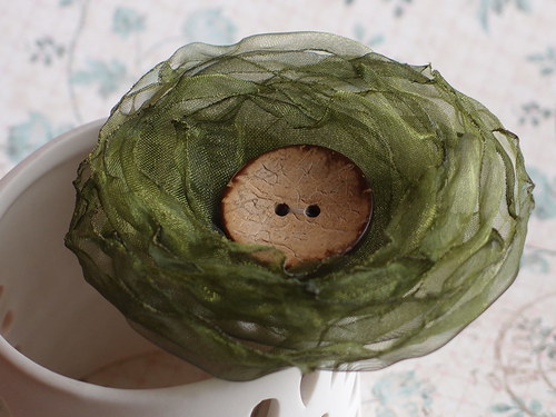Brož olivová s knoflíkem — foto 6