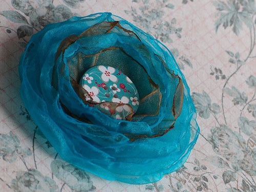 Brož tyrkysová s knoflíkem — foto 2