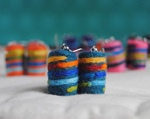 Náušnice tmavě zelené s duhovými spirálami — foto 5