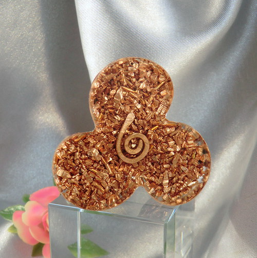 Orgonit Amulet *OBJ* Triskel s polodrahokamy — foto 2