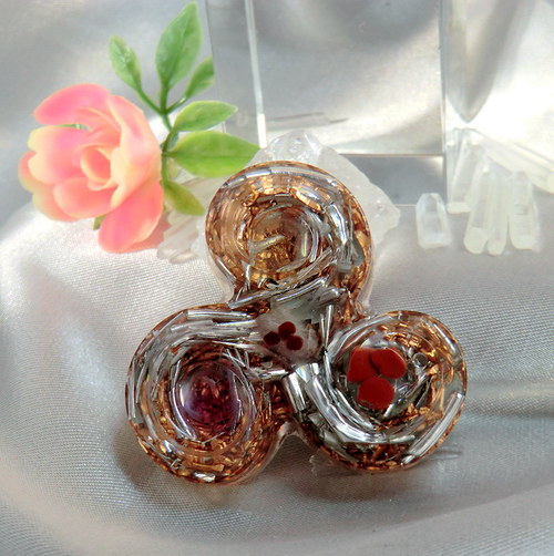 Orgonit Amulet *OBJ* Triskel s polodrahokamy — foto 3
