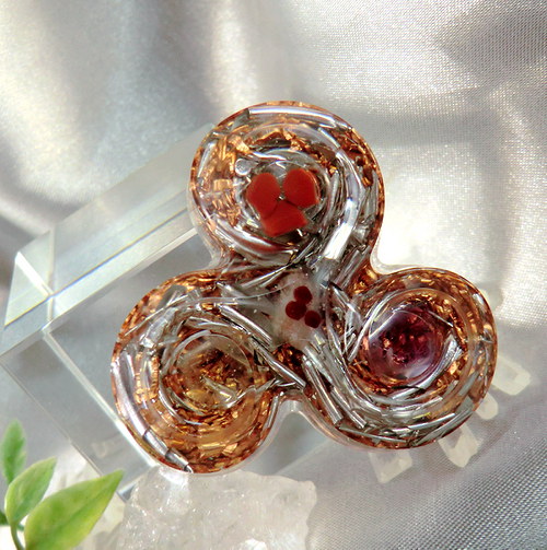 Orgonit Amulet *OBJ* Triskel s polodrahokamy — foto 4