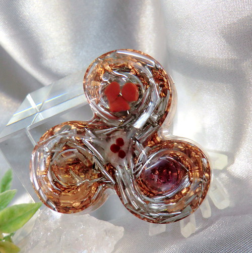 Orgonit Amulet *OBJ* Triskel s polodrahokamy — foto 5