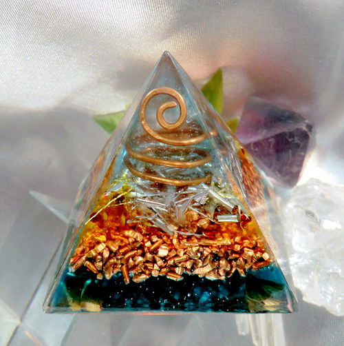 Orgonit(2)Pyramida 5x4,5cm *Jantarová Energie* — foto 2