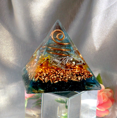Orgonit(2)Pyramida 5x4,5cm *Jantarová Energie* — foto 4