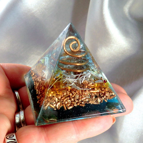 Orgonit(2)Pyramida 5x4,5cm *Jantarová Energie* — foto 5