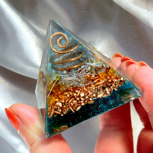 Orgonit(2)Pyramida 5x4,5cm *Jantarová Energie* — foto 6