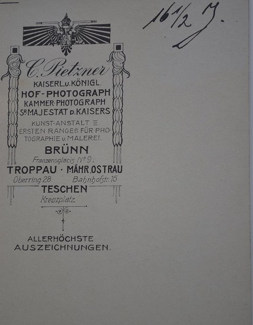 Fotografie: Mladý muž s biblí — foto 3