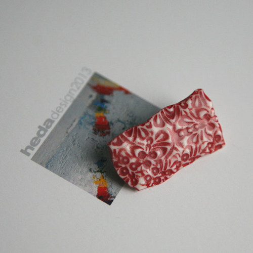 Maličká (porcelánová brož) — foto 3