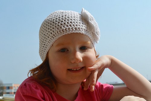 Bílá čepička s velkou kytičkou — foto 2