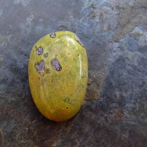 Stichtit v serpentinu, kabošon č.943 — foto 2