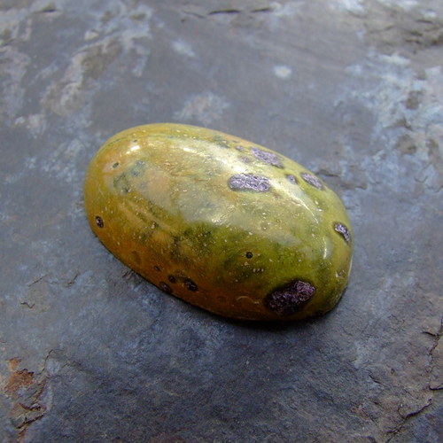 Stichtit v serpentinu, kabošon č.943 — foto 3