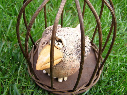 Keramický pták v hnědé kleci — foto 2