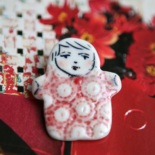Apolenka Ono (porcelánová brož) — foto 2