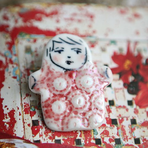 Apolenka Ono (porcelánová brož) — foto 3
