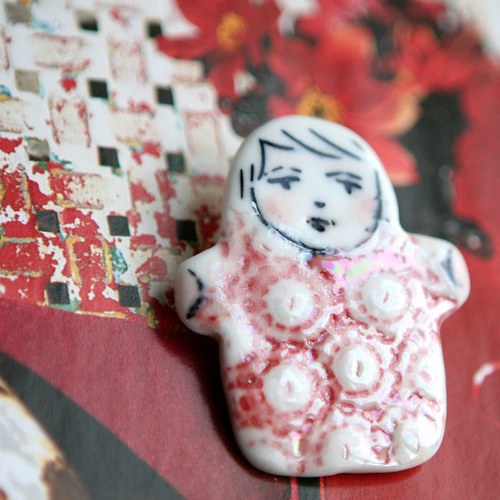 Apolenka Ono (porcelánová brož) — foto 4