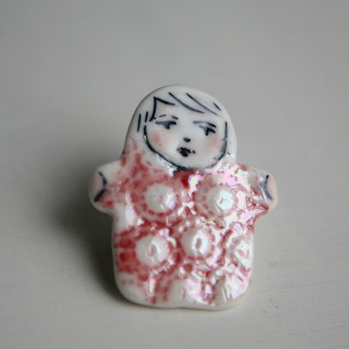 Apolenka Ono (porcelánová brož) — foto 5
