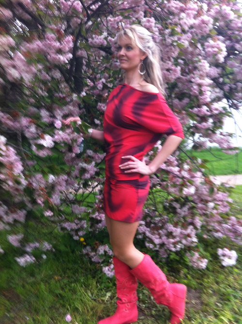Červené lycrové šaty — foto 3