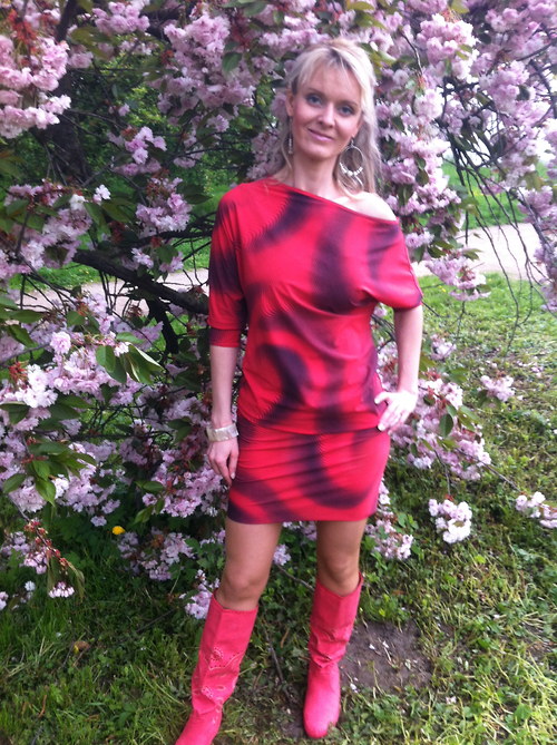 Červené lycrové šaty — foto 5