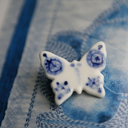 Lety s modří nebe (porcelánová brož) — foto 2