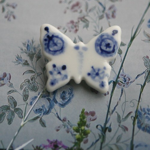 Lety s modří nebe (porcelánová brož) — foto 3