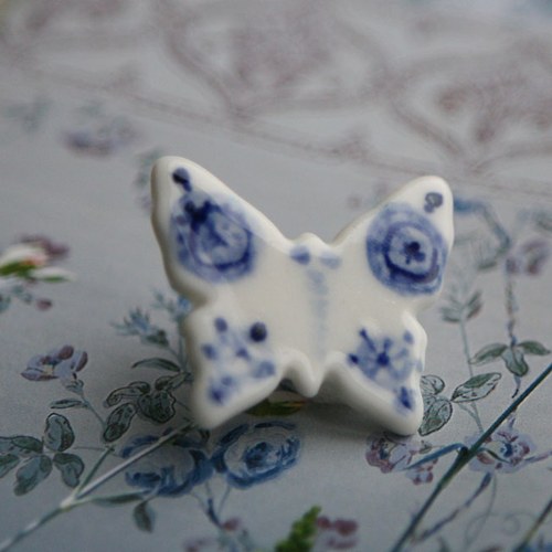Lety s modří nebe (porcelánová brož) — foto 4