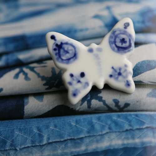 Lety s modří nebe (porcelánová brož) — foto 5