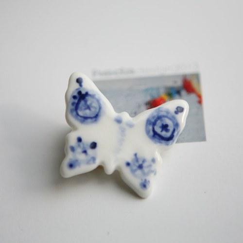 Lety s modří nebe (porcelánová brož) — foto 6