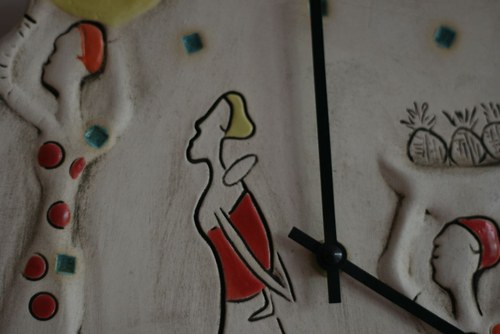 Keramické hodiny ženy s nákupem — foto 2