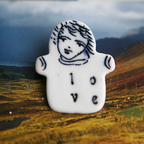 Ono ...s láskou (porcelánová brož) — foto 2