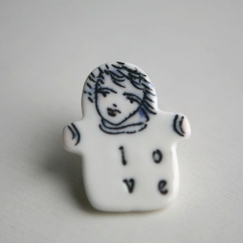 Ono ...s láskou (porcelánová brož) — foto 3