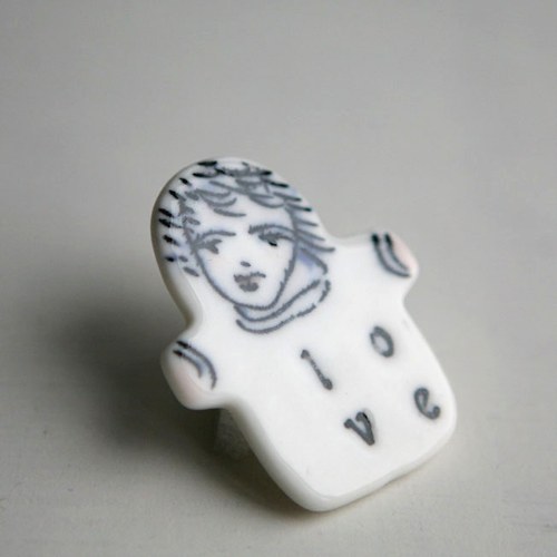 Ono ...s láskou (porcelánová brož) — foto 4