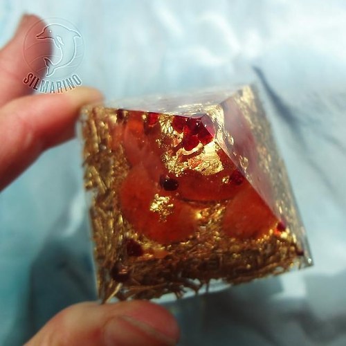 "Zářící karneol" orgonit pyramida granát - karneol — foto 2