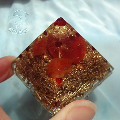 "Zářící karneol" orgonit pyramida granát - karneol — foto 3