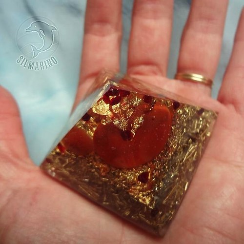 "Zářící karneol" orgonit pyramida granát - karneol — foto 4