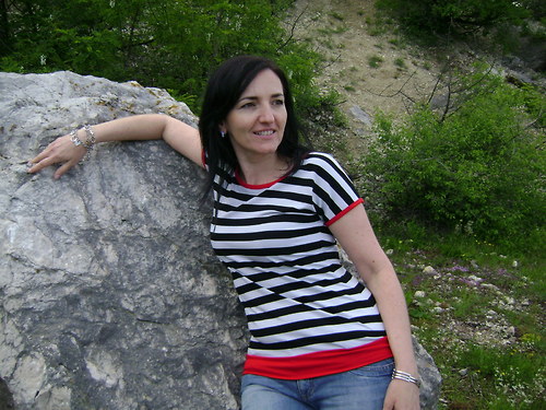 Pruhované tričko s červenou — foto 2